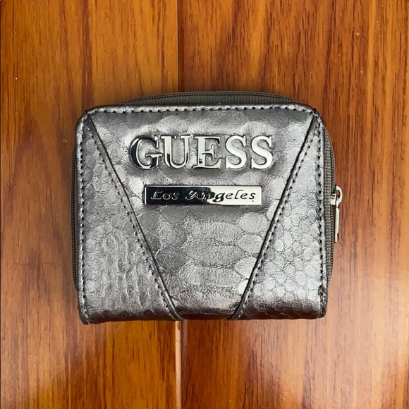 🌿 Guess Foldable Wallet - Picture 1 of 3